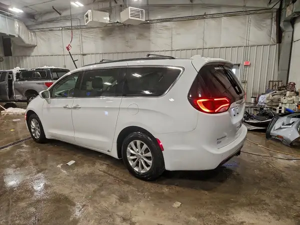 2C4RC1FG8JR101027 2018 CHRYSLER PACIFICA - Image 2