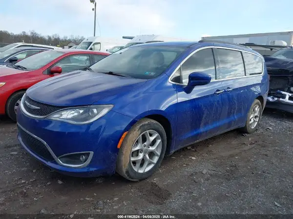 2C4RC1FG8JR226884 2018 CHRYSLER PACIFICA - Image 2