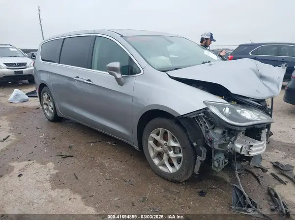 2C4RC1FG8JR247315 2018 CHRYSLER PACIFICA - Image 1