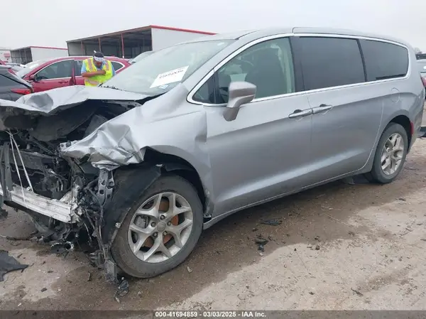 2C4RC1FG8JR247315 2018 CHRYSLER PACIFICA - Image 2