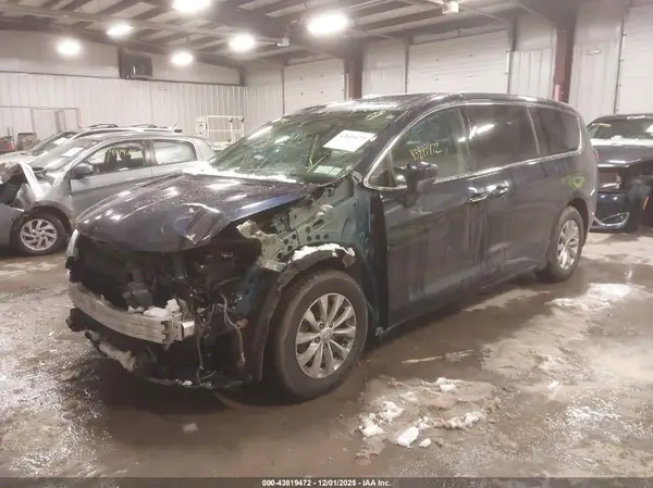 2C4RC1FG8JR257536 2018 CHRYSLER PACIFICA - Image 2
