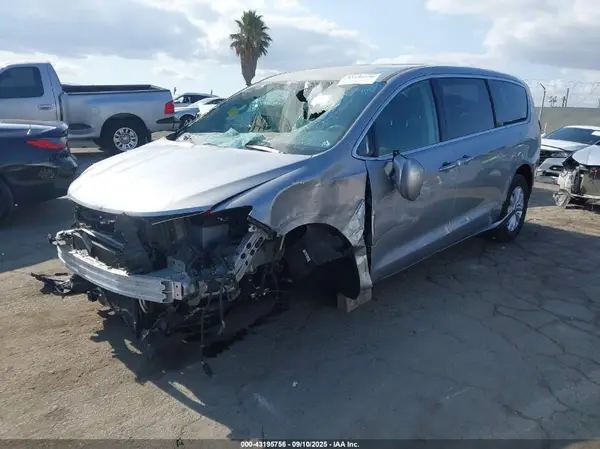 2C4RC1FG8JR278614 2018 CHRYSLER PACIFICA - Image 2