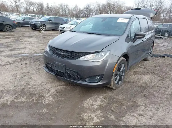 2C4RC1FG8JR333496 2018 CHRYSLER PACIFICA - Image 2