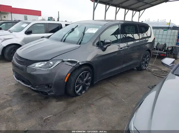 2C4RC1FG8JR351254 2018 CHRYSLER PACIFICA - Image 2