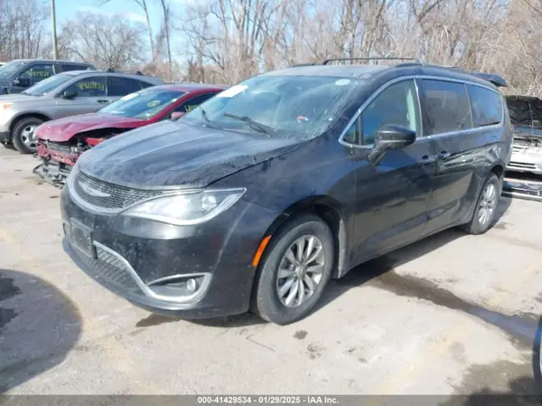 2C4RC1FG9JR102669 2018 CHRYSLER PACIFICA - Image 2