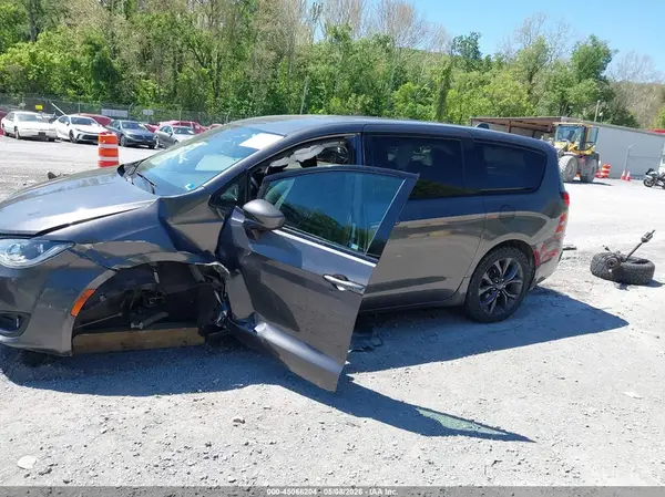 2C4RC1FG9JR350923 2018 CHRYSLER PACIFICA - Image 2