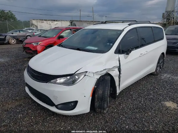 2C4RC1FGXJR226921 2018 CHRYSLER PACIFICA - Image 2