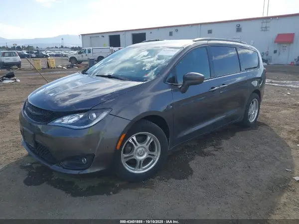 2C4RC1FGXJR228832 2018 CHRYSLER PACIFICA - Image 2