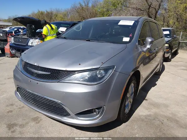 2C4RC1FGXJR247994 2018 CHRYSLER PACIFICA - Image 2