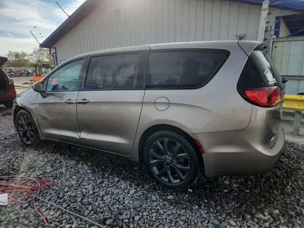 2C4RC1FGXJR332687 2018 CHRYSLER PACIFICA - Image 2
