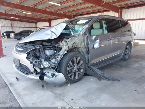 2C4RC1GG1HR504517 2017 CHRYSLER PACIFICA - Image 2