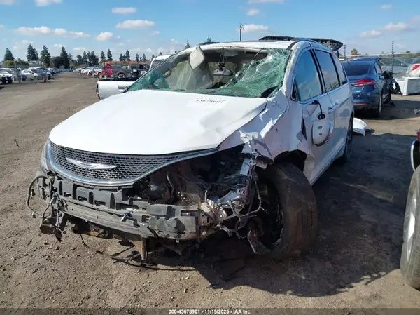 2C4RC1GG2HR528020 2017 CHRYSLER PACIFICA - Image 2