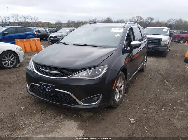 2C4RC1GG4JR273795 2018 CHRYSLER PACIFICA - Image 2