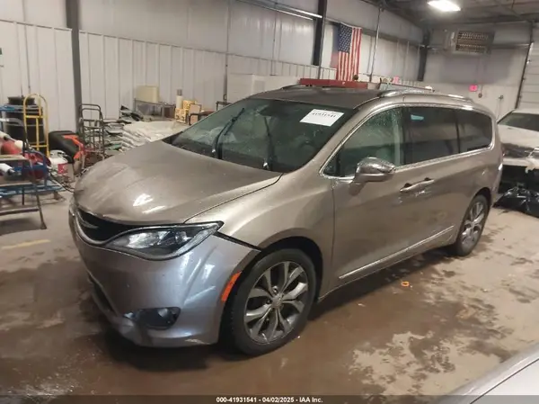 2C4RC1GG9JR256765 2018 CHRYSLER PACIFICA - Image 2