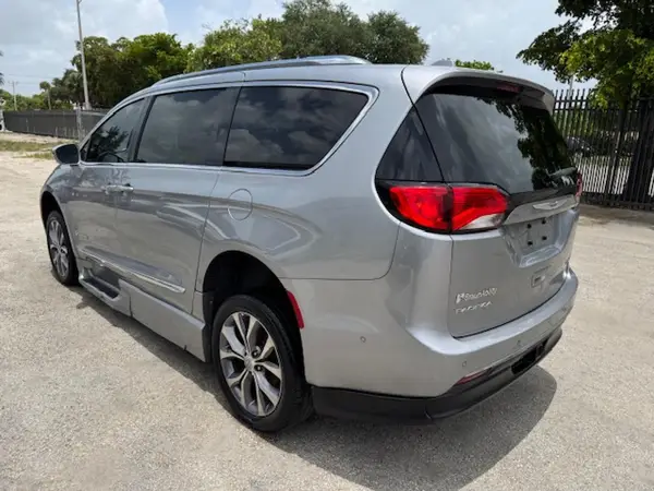 2C4RC1GG9KR643706 2019 CHRYSLER PACIFICA - Image 2