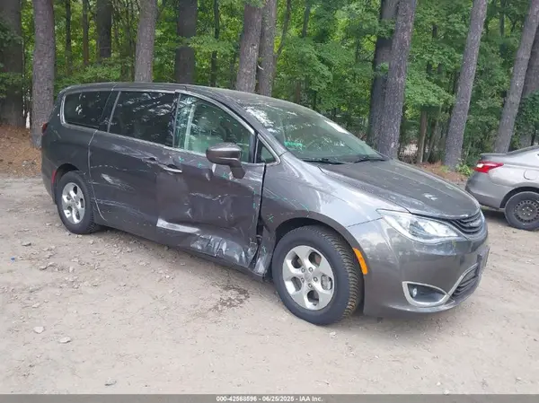 2C4RC1H70JR187642 2018 CHRYSLER PACIFICA - Image 1