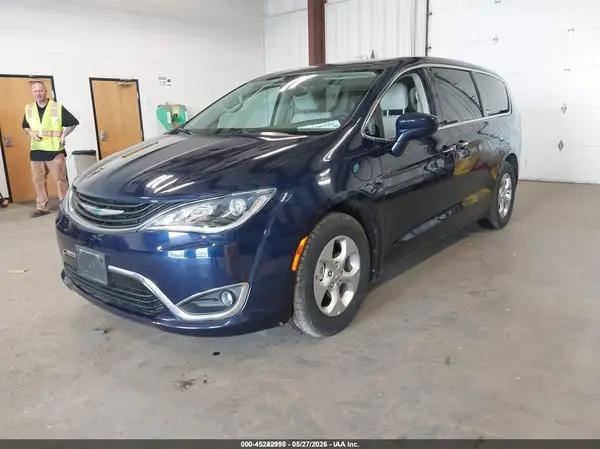 2C4RC1H70JR276241 2018 CHRYSLER PACIFICA - Image 2
