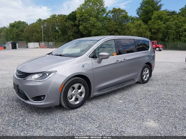 2C4RC1H70JR331304 2018 CHRYSLER PACIFICA - Image 2