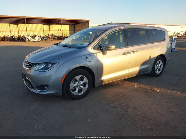 2C4RC1H70JR332968 2018 CHRYSLER PACIFICA - Image 2