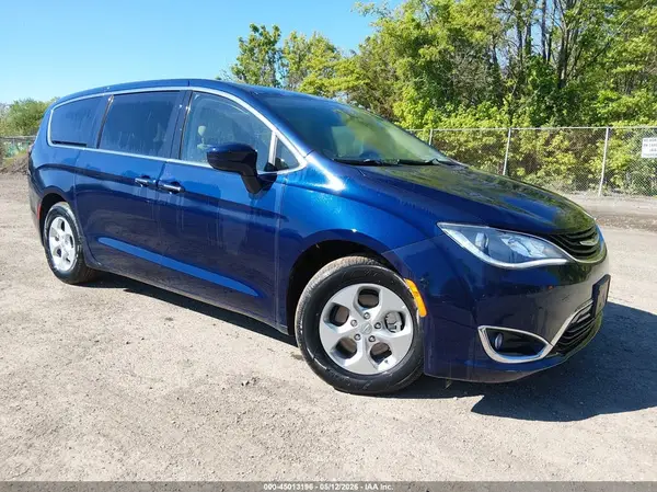 2C4RC1H71HR765080 2017 CHRYSLER PACIFICA - Image 1