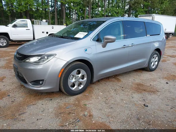 2C4RC1H71HR797480 2017 CHRYSLER PACIFICA - Image 2