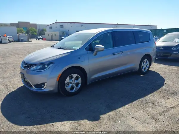 2C4RC1H71JR332963 2018 CHRYSLER PACIFICA - Image 2