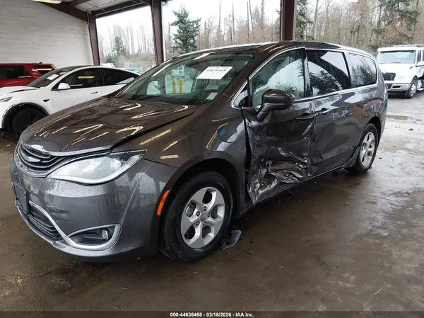 2C4RC1H72JR278170 2018 CHRYSLER PACIFICA - Image 2