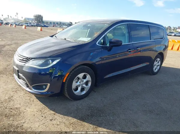 2C4RC1H72JR332972 2018 CHRYSLER PACIFICA - Image 2