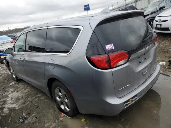 2C4RC1H73JR125068 2018 CHRYSLER PACIFICA - Image 2