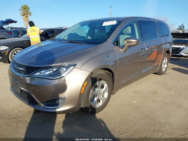 2C4RC1H73JR126947 2018 CHRYSLER PACIFICA - Image 2