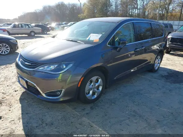 2C4RC1H73JR158281 2018 CHRYSLER PACIFICA - Image 2