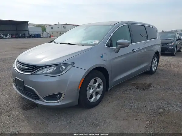 2C4RC1H73JR332964 2018 CHRYSLER PACIFICA - Image 2