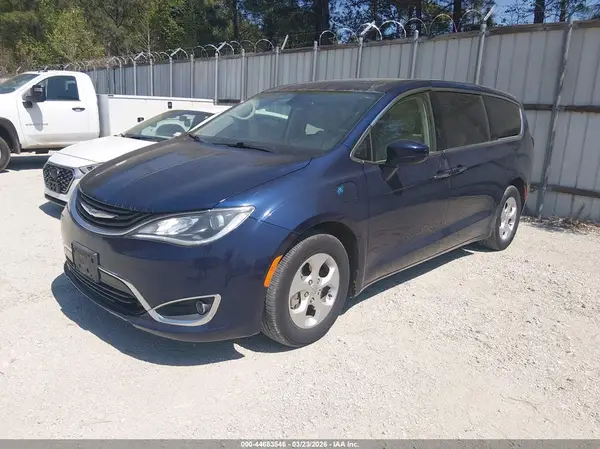 2C4RC1H73JR332978 2018 CHRYSLER PACIFICA - Image 2