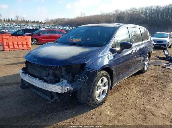 2C4RC1H74JR262360 2018 CHRYSLER PACIFICA - Image 2