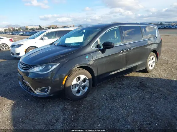 2C4RC1H74JR332973 2018 CHRYSLER PACIFICA - Image 2