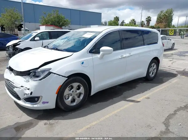 2C4RC1H74JR365164 2018 CHRYSLER PACIFICA - Image 2