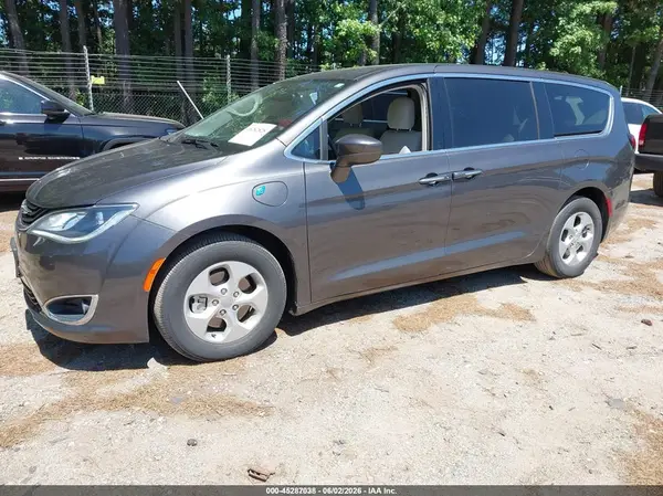 2C4RC1H75JR331301 2018 CHRYSLER PACIFICA - Image 2
