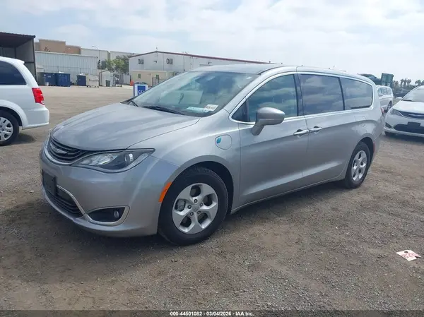 2C4RC1H75JR332965 2018 CHRYSLER PACIFICA - Image 2