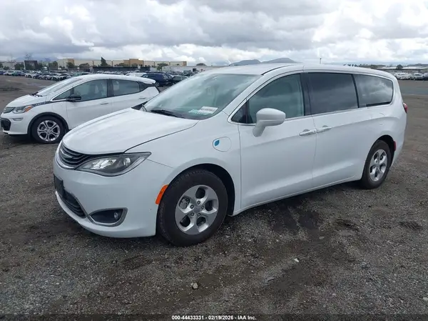 2C4RC1H76JR332957 2018 CHRYSLER PACIFICA - Image 2