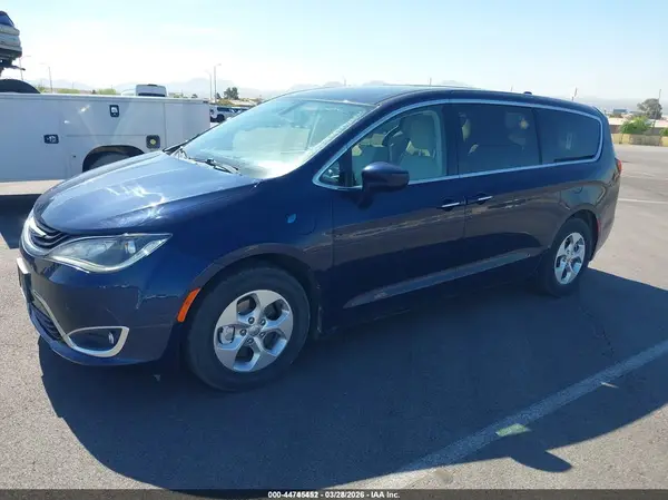 2C4RC1H77HR765083 2017 CHRYSLER PACIFICA - Image 2