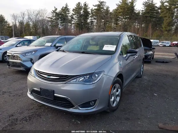 2C4RC1H77JR194782 2018 CHRYSLER PACIFICA - Image 2