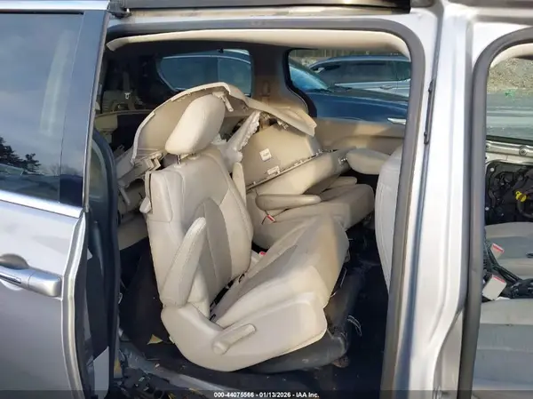 2C4RC1H77JR194782 2018 CHRYSLER PACIFICA - Image 8
