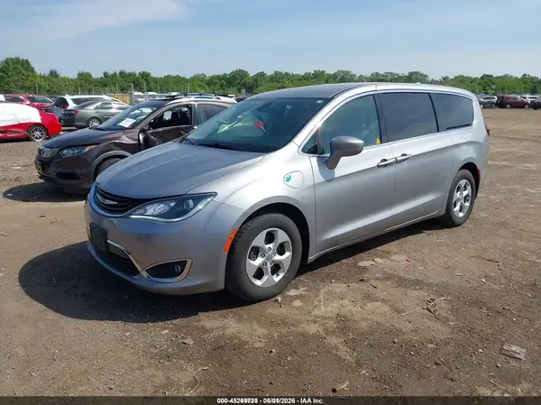 2C4RC1H77JR332952 2018 CHRYSLER PACIFICA - Image 2