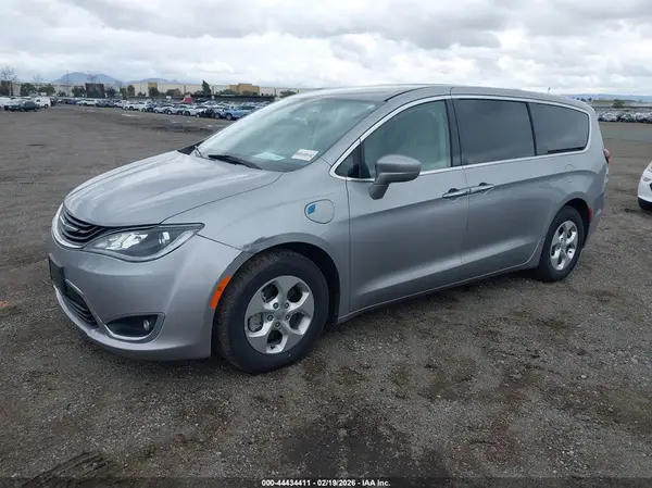 2C4RC1H77JR332966 2018 CHRYSLER PACIFICA - Image 2
