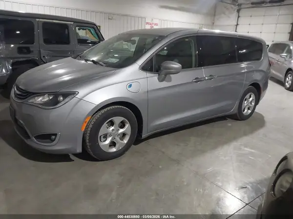 2C4RC1H78JR332961 2018 CHRYSLER PACIFICA - Image 2