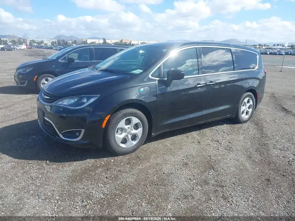 2C4RC1H78JR332975 2018 CHRYSLER PACIFICA - Image 2