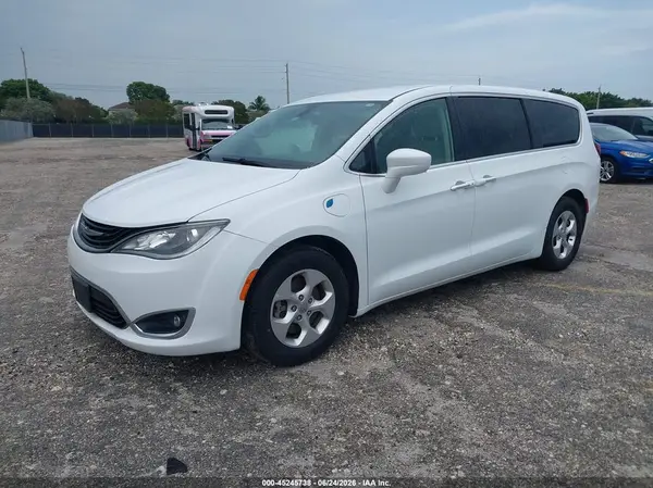 2C4RC1H78JR338467 2018 CHRYSLER PACIFICA - Image 2