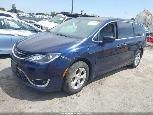 2C4RC1H79JR236546 2018 CHRYSLER PACIFICA - Image 2