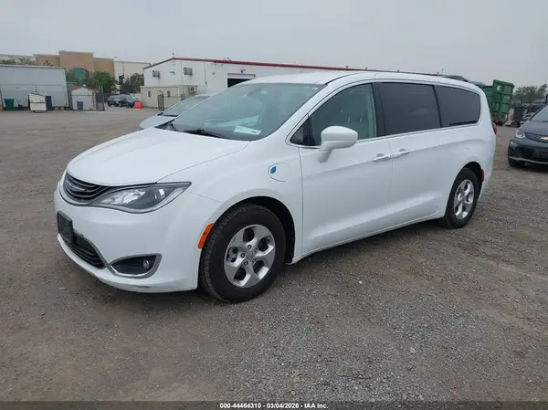 2C4RC1H79JR332953 2018 CHRYSLER PACIFICA - Image 2