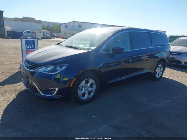 2C4RC1H79JR332970 2018 CHRYSLER PACIFICA - Image 2